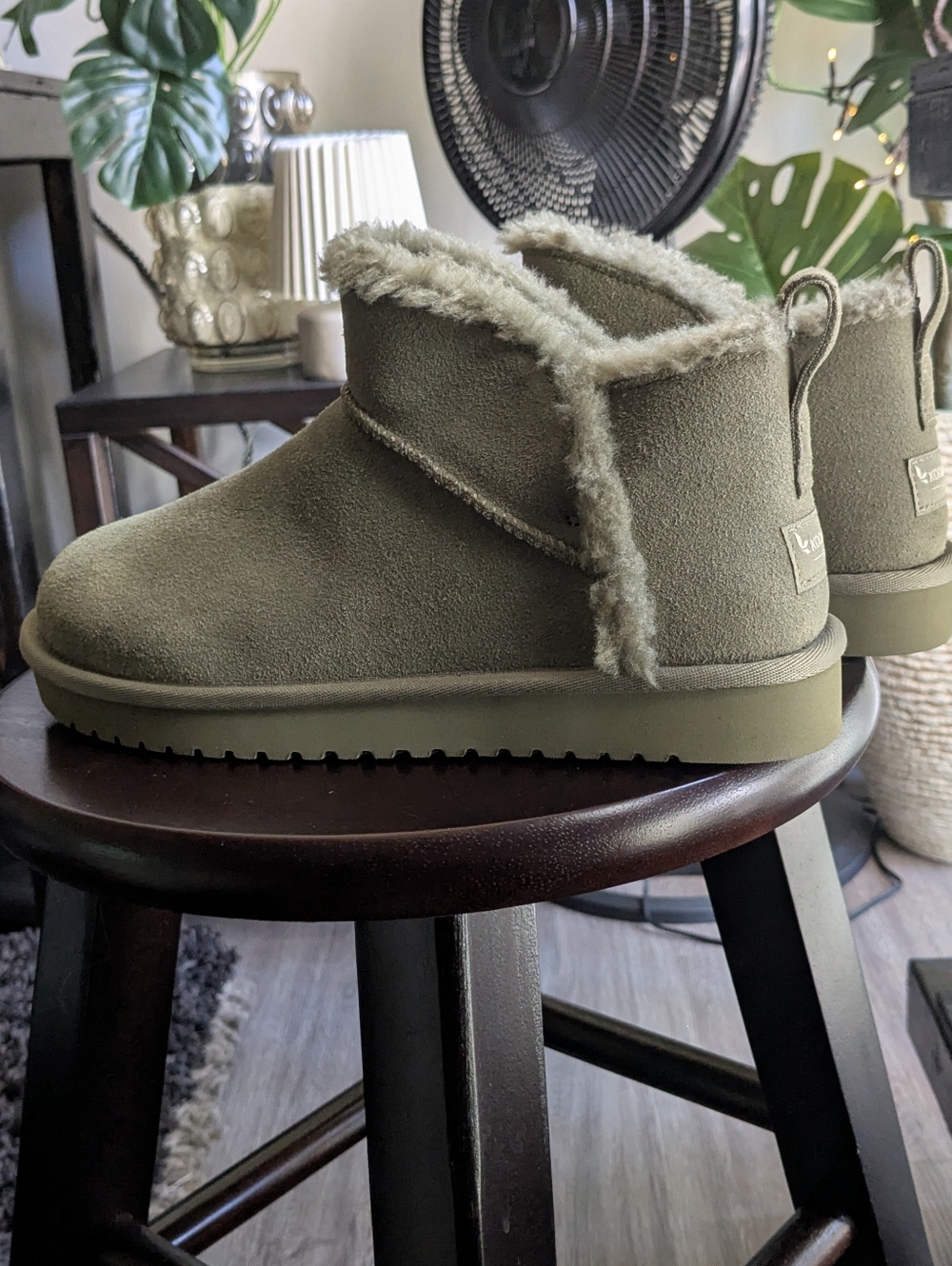 😍NWOT Ugg Koolaburra Olive Green Faux Shearling Boot Interior